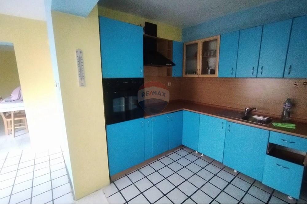 Градска къща - За продажба - гр. Павликени, Област Велико Търново, България - viber_изображение_2026-01-31_13-38-01-575.jpg - Кухня към всекидневната - 360431027-15