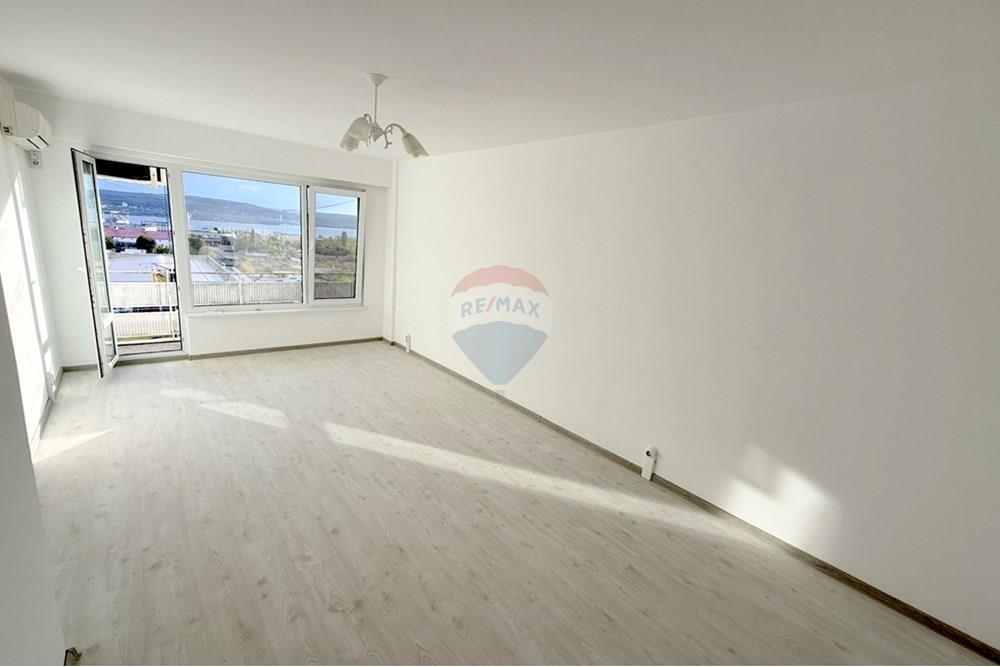 Апартамент - За продажба - гр. Варна, Област Варна, България - viber_изображение_2025-10-27_11-47-34-396.jpg - Всекидневна - 360511003-309