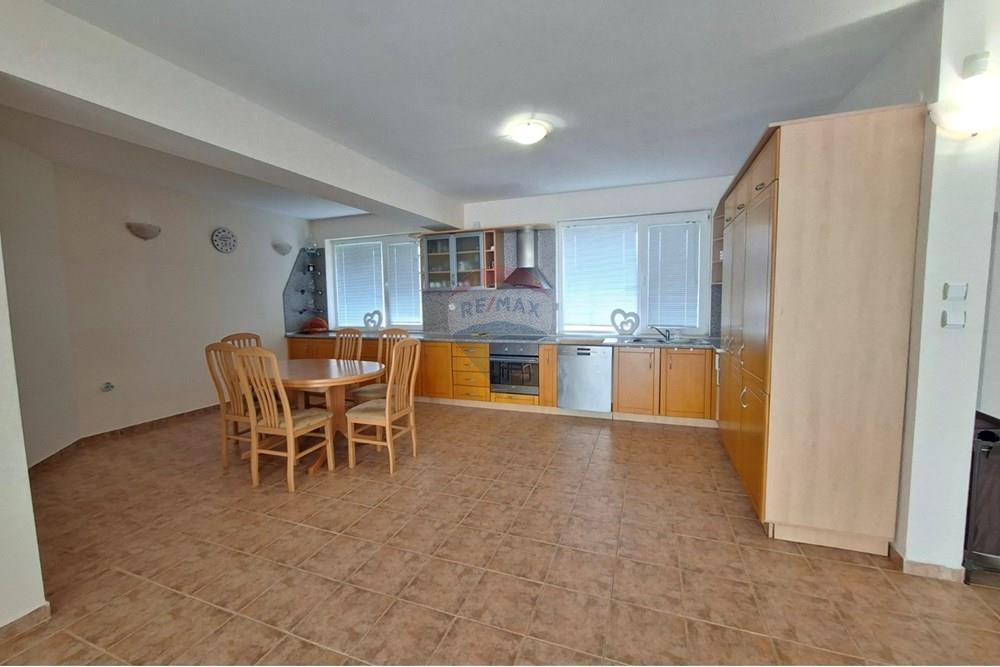 Селска къща - За продажба - с. Соколово, Област Добрич, България - 06.jpg - Кухня към всекидневната - 360321001-530