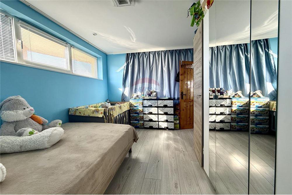 Condo/Apartment - For Sale - гр. Балчик, Област Добрич, Болгария - Първа спалня с баня и тоалетна в едно помещение към нея - Bedroom - 360321025-229