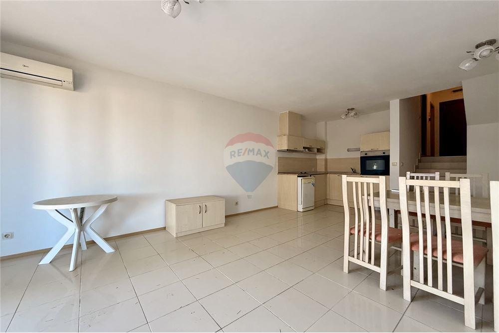 Апартамент - За продажба - с. Рогачево, Област Добрич, България - Просторна всекидневна с кухненски бокс и трапезария с изход към веранда тип английски двор/ ниво 1 - Всекидневна/Трапезария - 360321025-273