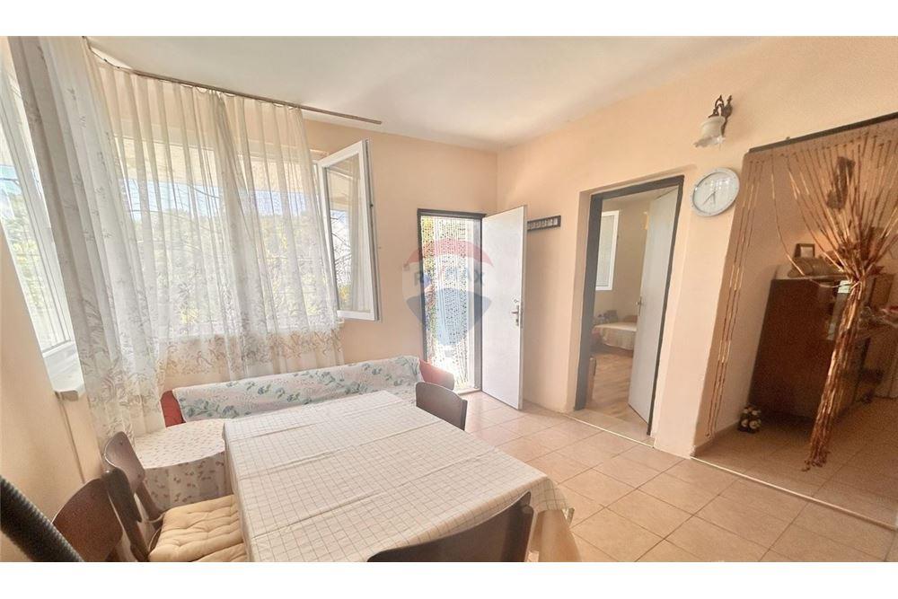 Вила - За продажба - гр. Варна, Област Варна, България - Всекидневна и трапезария с камина и изход към просторна веранда с нескриваема гледка към морето и гора/ етаж 1 - Всекидневна/Трапезария - 360321025-286