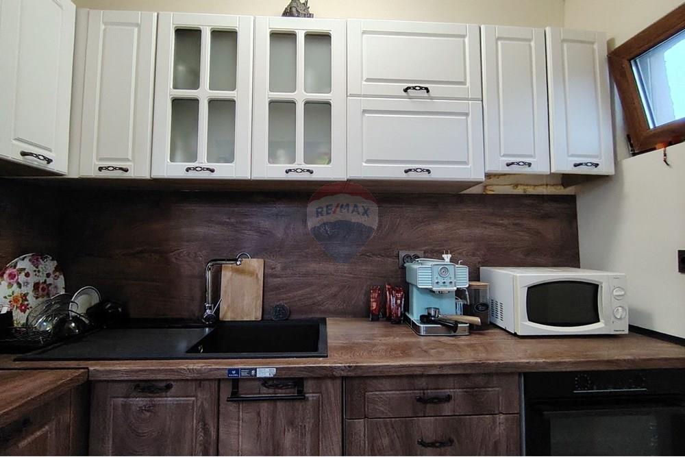 Апартамент - Под наем - гр. Шумен, Област Шумен, България - viber_изображение_2025-11-24_09-24-26-172.jpg - Кухня към всекидневната - 360441021-2