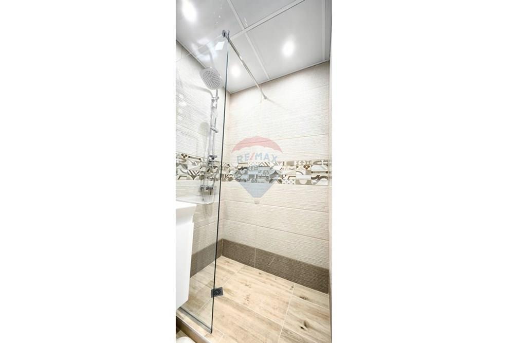 Апартамент - За продажба - гр. Варна, Област Варна, България - viber_изображение_2025-10-29_15-32-35-719.jpg - Баня с душ кабина - 360511010-93