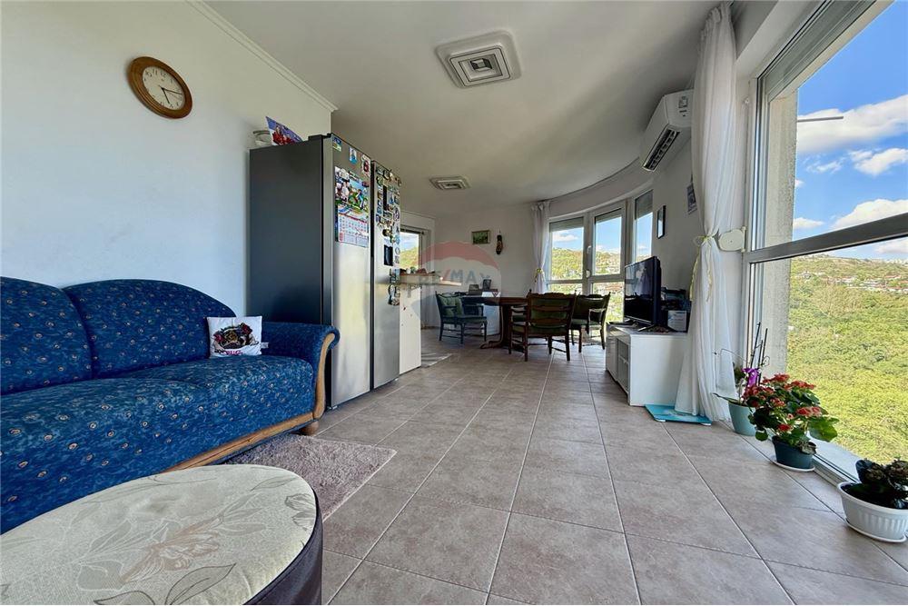 Condo/Apartment - For Sale - гр. Балчик, Област Добрич, Болгария - Просторна всекидневна с кухненски бокс и трапезария  с излаз към голяма открита тераса с гледка към морето - LivingRoom/DiningRoom - 360321025-229