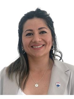 Daniela Bustos - RE/MAX Roble