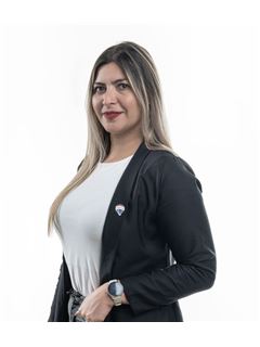 Daniela Flores - RE/MAX Social