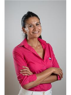 Mikaela Guevara Civit - RE/MAX Solutions