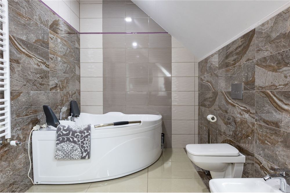 Dom wolnostojący - Sprzedaż - Bielsko-Biała, Polska - 31 - 800061090-231