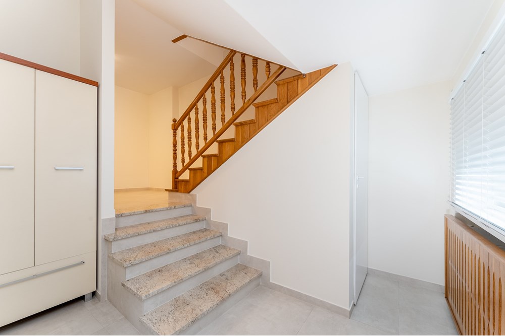 Dom w zabudowie szeregowej - Sprzedaż - Kraków, Polska - 018 hol wejściowy.jpg - 800271023-15