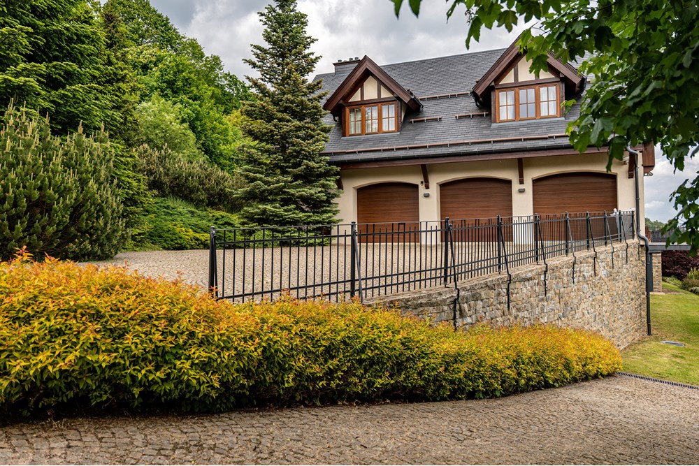 Rezydencja/Willa/Dworek - Sprzedaż - Srebrna Góra, Polska - 004 garaże.jpg - 800271021-13