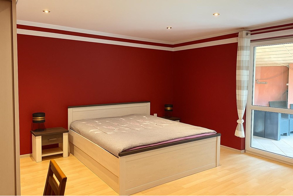 Dom jednorodzinny - Sprzedaż - Cieszyn, Polska - A_photograph_depicts_a_bedroom_with_bold_red_walls.jpeg - 800061121-13