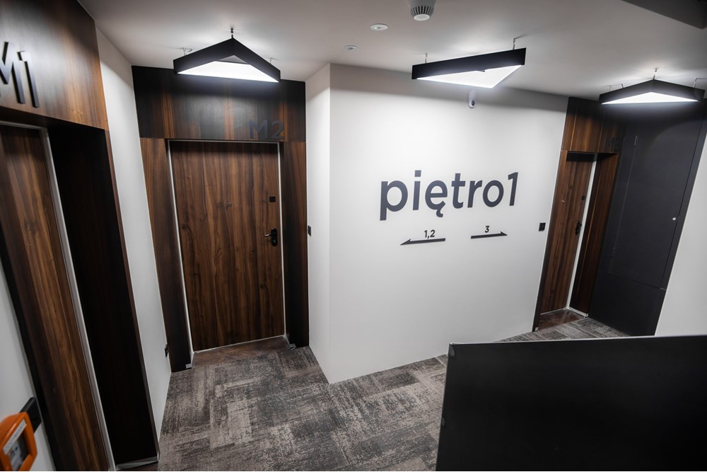 Mieszkanie - Sprzedaż - Bielsko-Biała, Polska - Klatka schodowa.jpg - 470131112-14