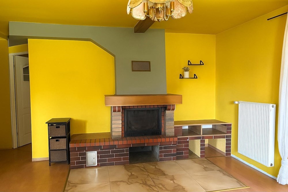 Dom jednorodzinny - Sprzedaż - Cieszyn, Polska - A_photograph_showcases_a_living_room_during_daytim.jpeg - 800061121-13