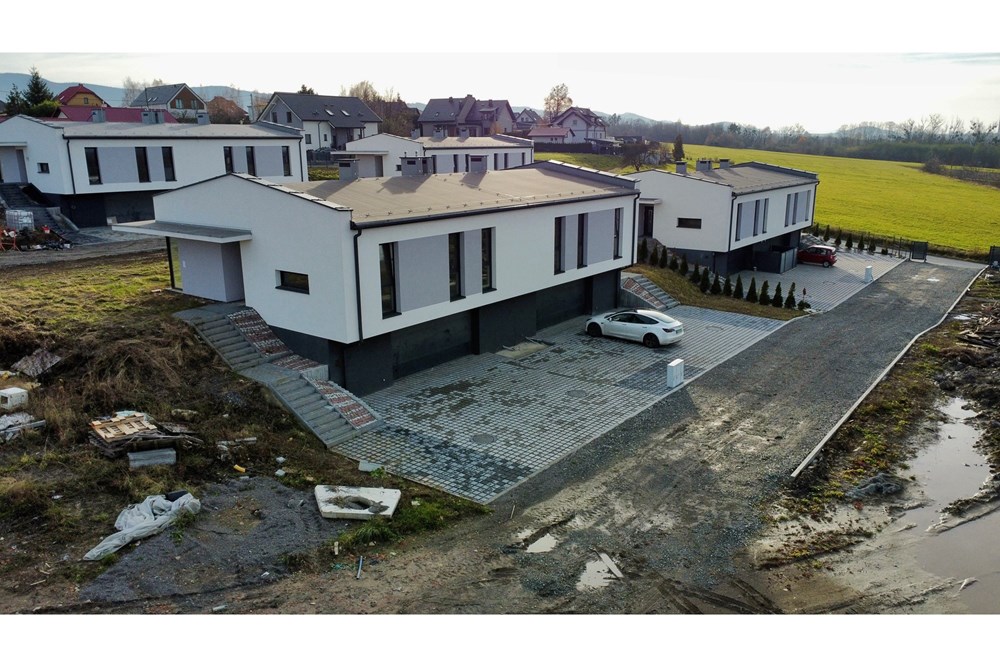 Dom bliźniak - Sprzedaż - Bielsko-Biała, Polska - dji_fly_20251113_140426_257_1763977075280_photo_optimized.jpeg - 800061098-183