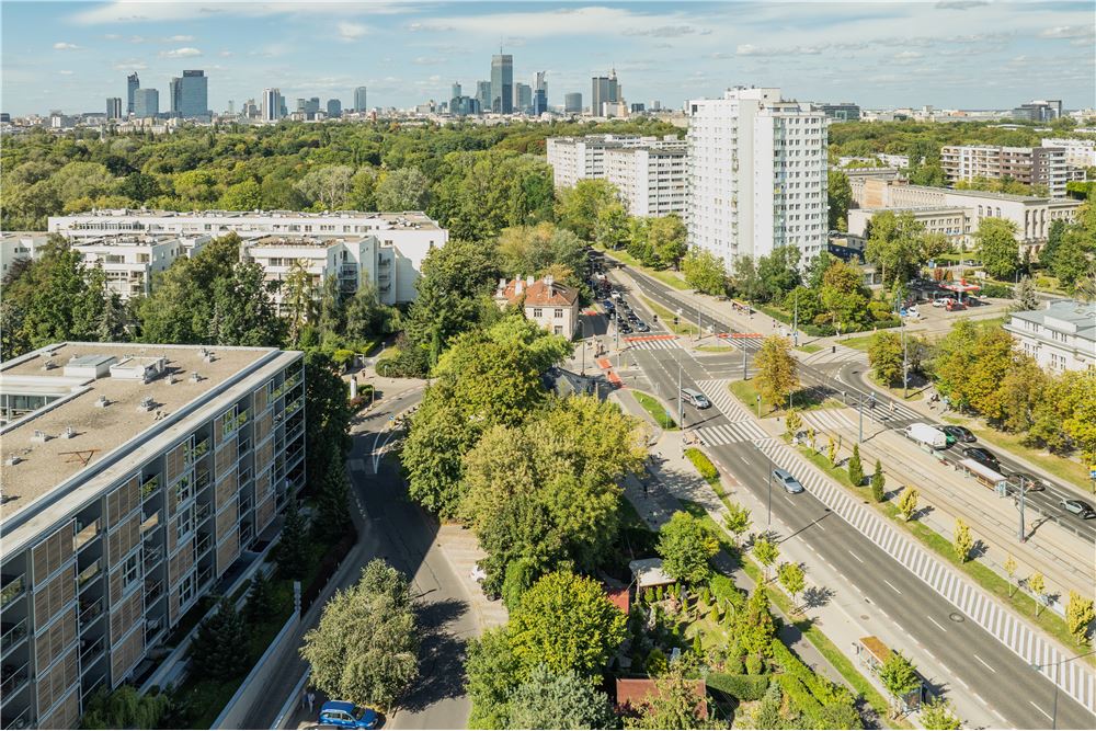 บ้านที่กั้นเป็นสองส่วน - การลงทุน - Warszawa, Polska - PL - Działka z lotu ptaka od południa. - 810251057-21