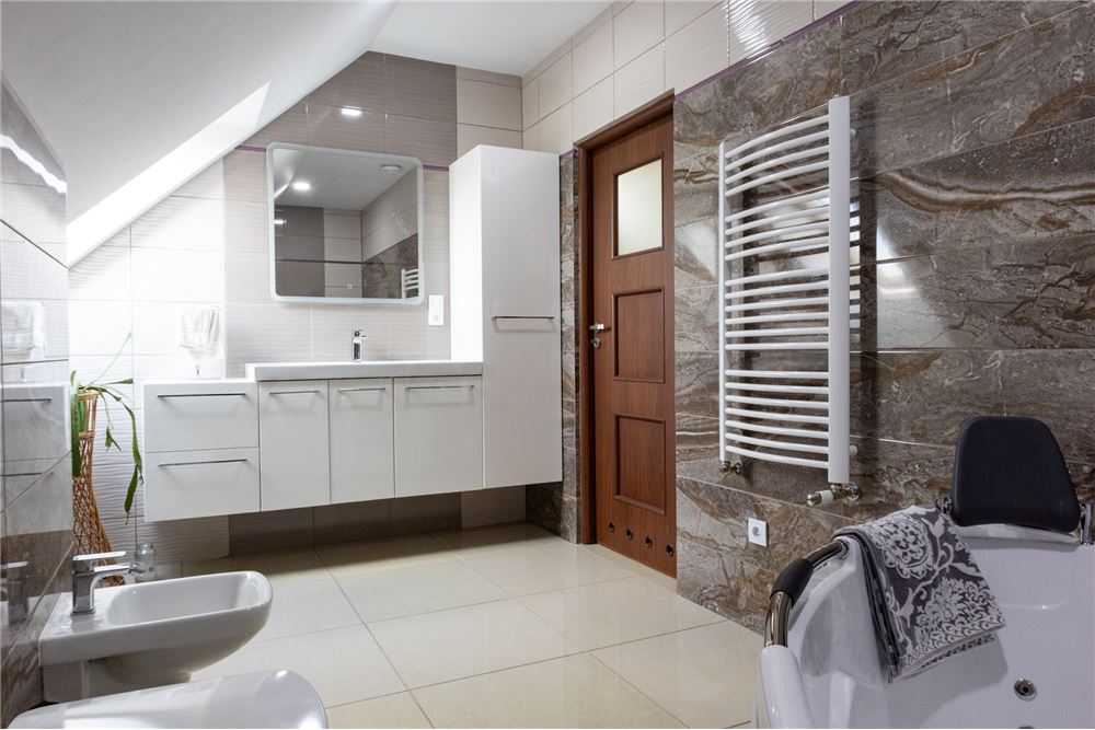 Dom wolnostojący - Sprzedaż - Bielsko-Biała, Polska - 32 - 800061090-231