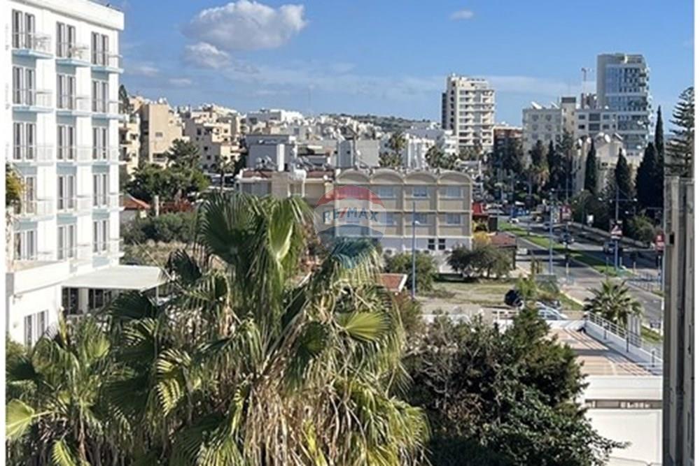 Prédio Habitacional - Apartamento - Agios Tychonas, Limassol - CY - Living Room verandah view (2).jpeg - 480031028-6603