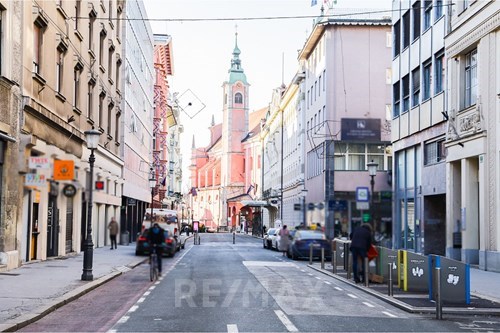 SPACE FOR COMMERCIAL ACTIVITIES IN THE CITY CENTER