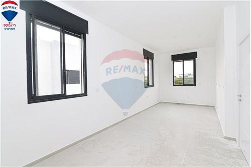 מכירה-קוטג'-אור עקיבא, ישראל-51181011-134