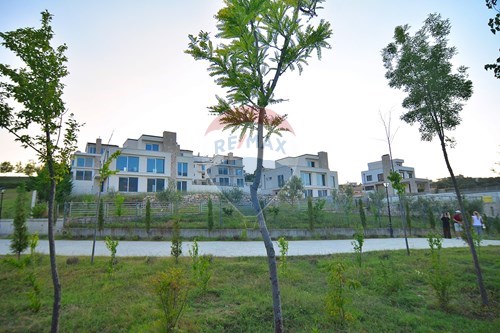 Lunder, Albania