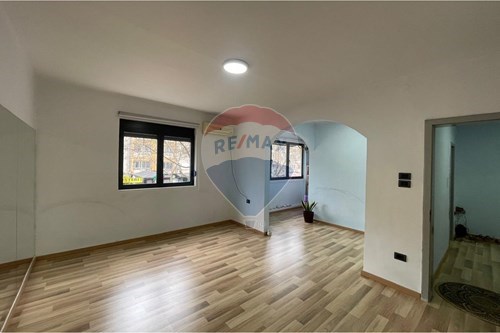 Jepet Apartament Per Qira Ne Rrugen Ali Demi