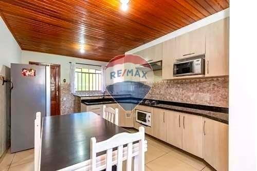 Casa à venda com 3 quartos, 100m² - Foto 1