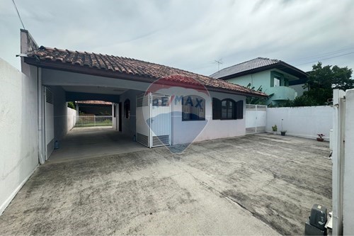 Venda-Casa-Rua Edinei de Lima Godoy , 903  - Pineville , Pinhais , Paraná , 83320590-560461009-69