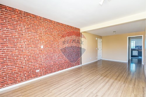 Venda-Casa-Rua Nossa Senhora de Guadalupe , 136  - Santa Cândida , Curitiba , Paraná , 82630210-560411046-80