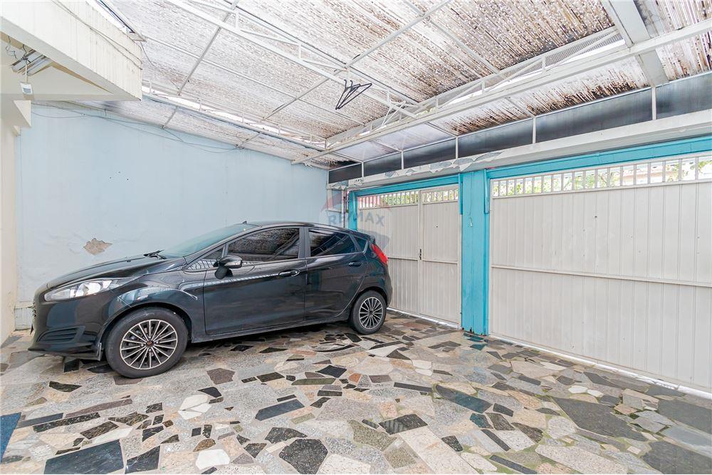 Sobrado - Venda - Curitiba , Paraná - garagem coberta para 2 veículos - Garagem - 560251041-20