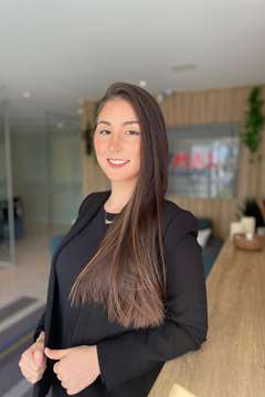Coordenador(a) - Larissa Sagás - Staff - RE/MAX ARVOREDO