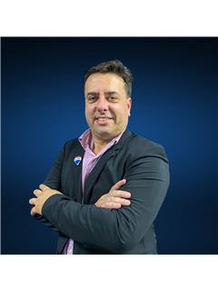 Associate - Juan Estrada - RE/MAX GIGANT8