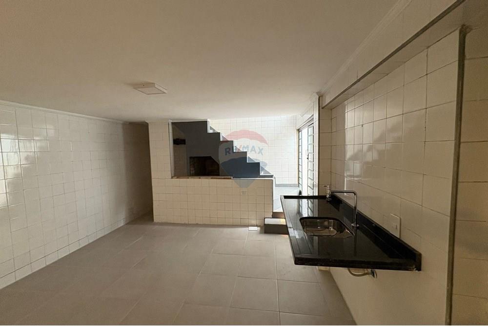 Casa para alugar com 4 quartos, 400m² - Foto 47