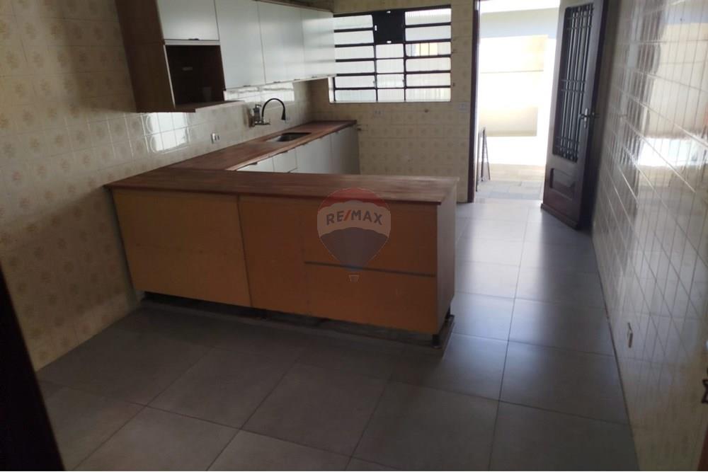 Casa para alugar com 3 quartos, 239m² - Foto 12