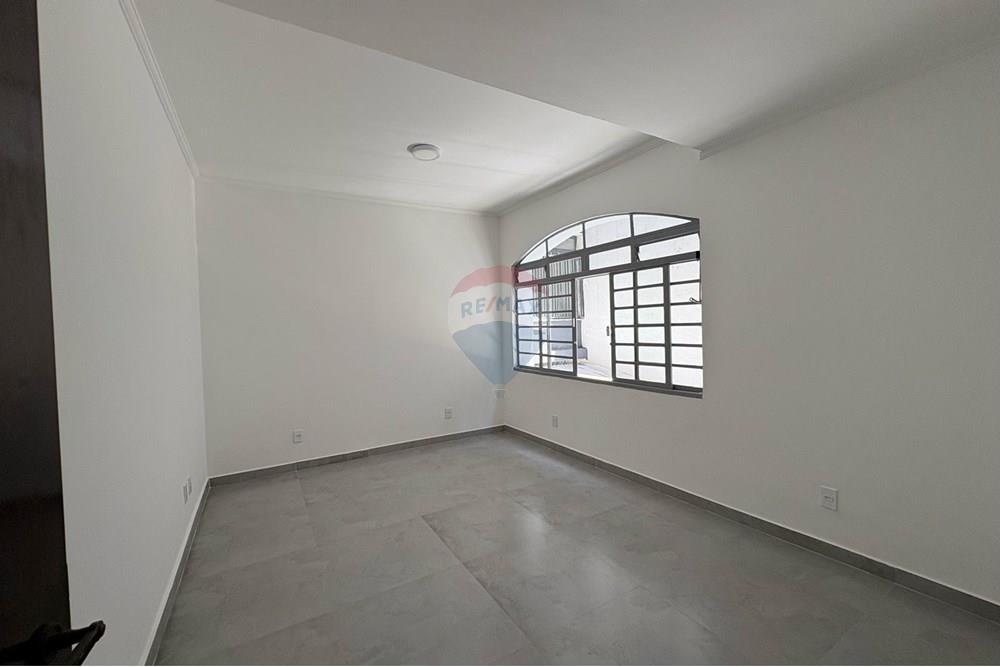 Casa para alugar com 4 quartos, 400m² - Foto 45