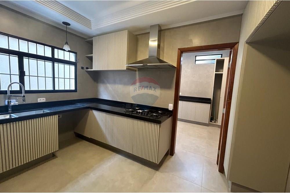 Casa para alugar com 4 quartos, 570m² - Foto 12