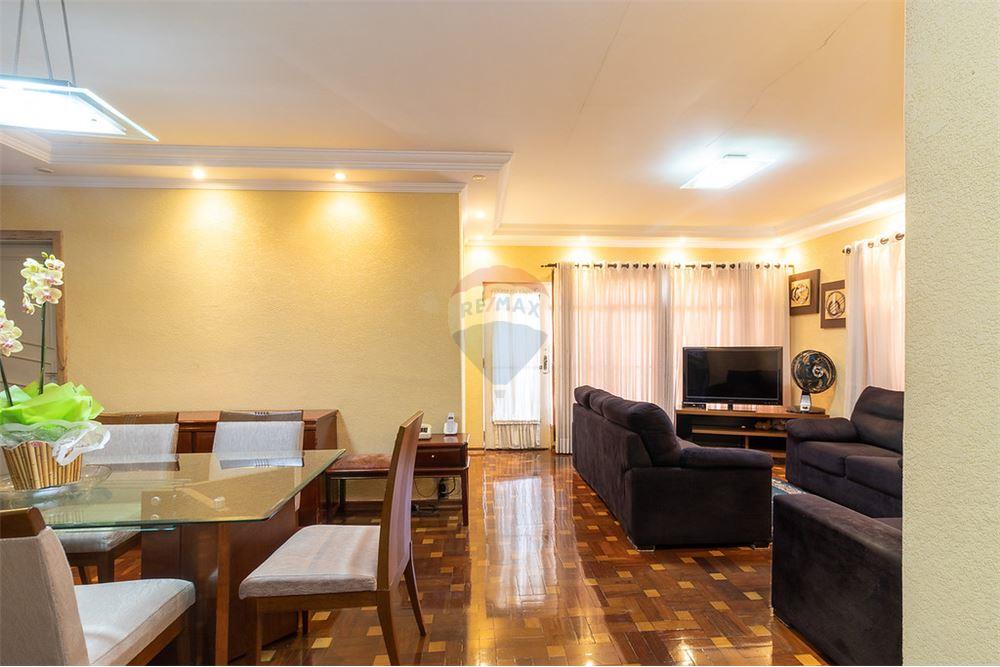 Casa à venda com 3 quartos, 220m² - Foto 1