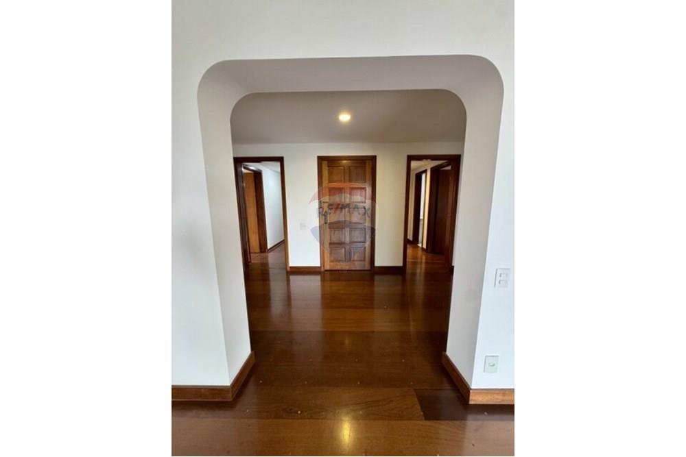 Apartamento - Alugar - São Paulo , São Paulo - APTO COND CHACARA SANTA ELENA_VISTA DA PORTA DE ENTRADA E CORREDORES PARA A COZINHA E SUITES.jpeg - 602151009-29