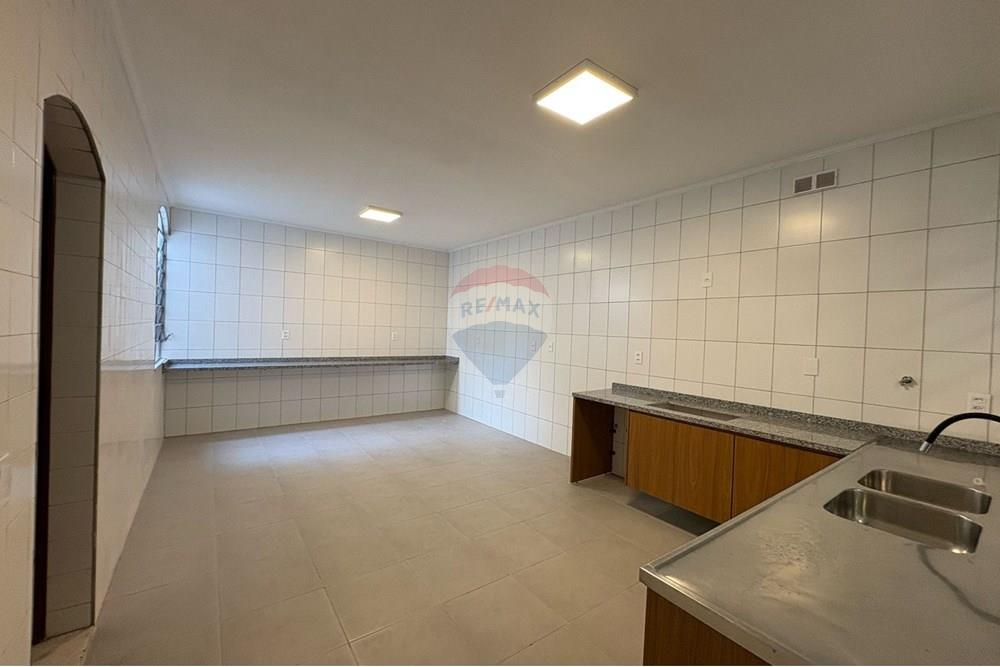Casa para alugar com 4 quartos, 400m² - Foto 63