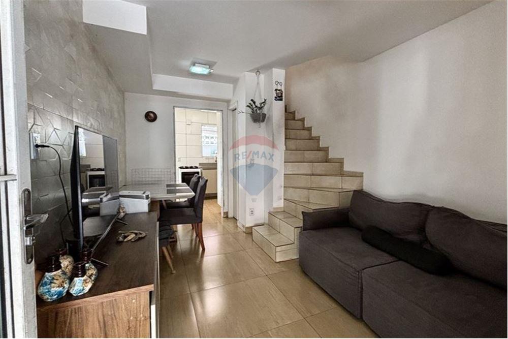 Casa à venda com 2 quartos, 70m² - Foto 1