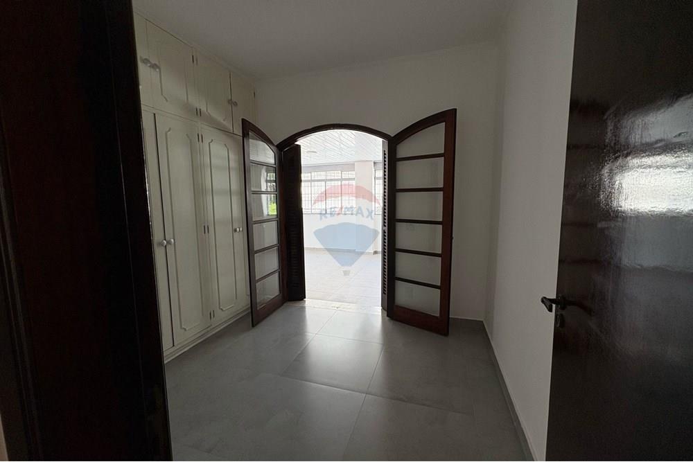Casa para alugar com 4 quartos, 400m² - Foto 32
