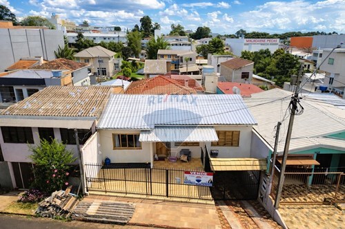 Venda-Casa-Rua Argentina , 1180  - Próximo ao Hospital Santa Terezinha  - Centro , Erechim , Rio Grande do Sul , 99700040-612761047-4