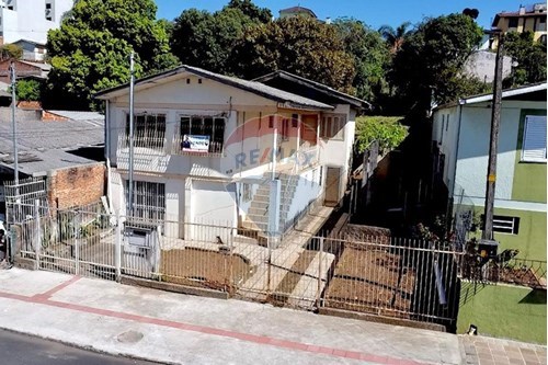 Venda-Casa-Rua Rio Branco , 612  - Em frente a Igreja Deus é Amor  - Vila Rodrigues , Passo Fundo , Rio Grande do Sul , 99070080-610271019-97