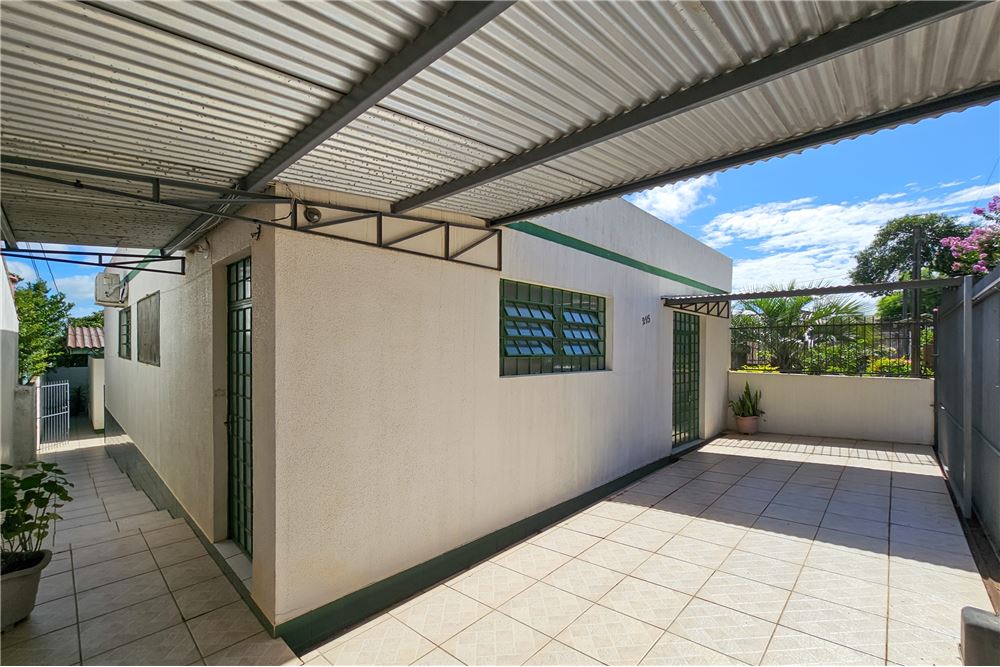 Casa à venda com 6 quartos, 250m² - Foto 2