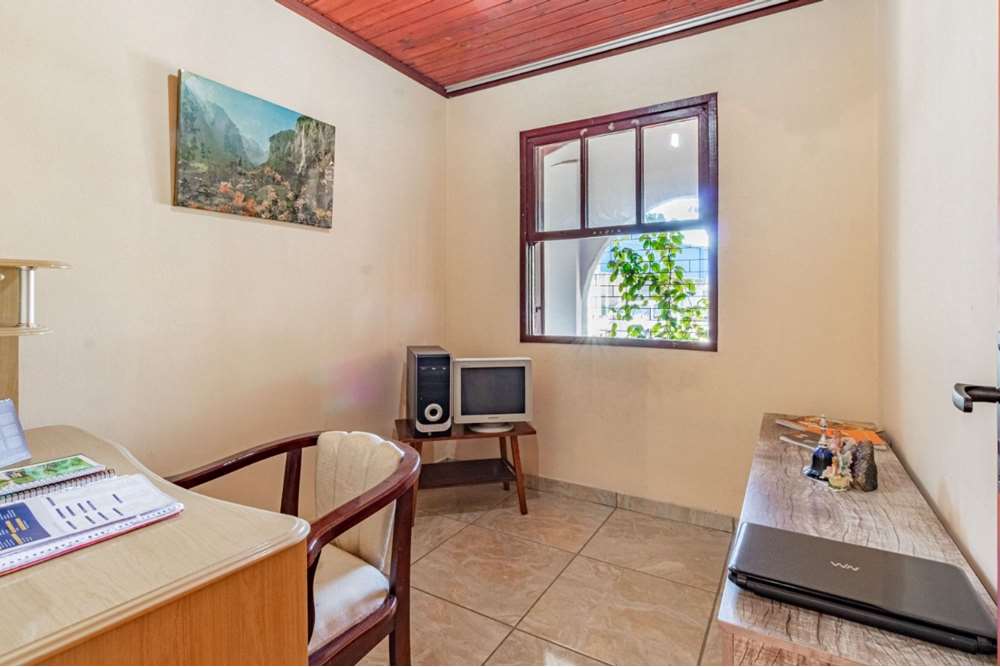 Casa à venda com 3 quartos, 300m² - Foto 5