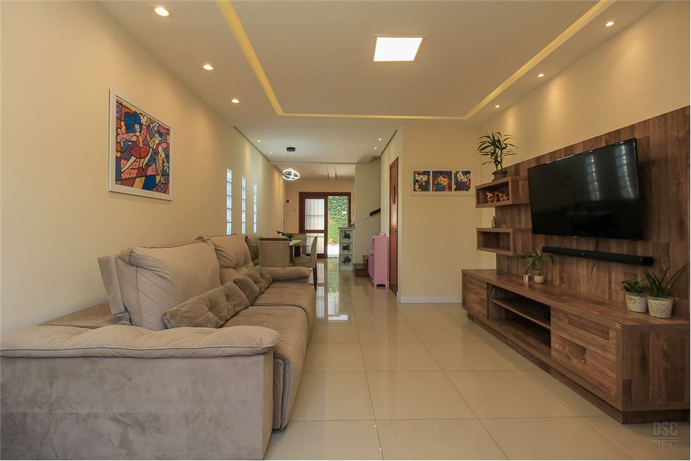 Casa à venda com 3 quartos, 131m² - Foto 1