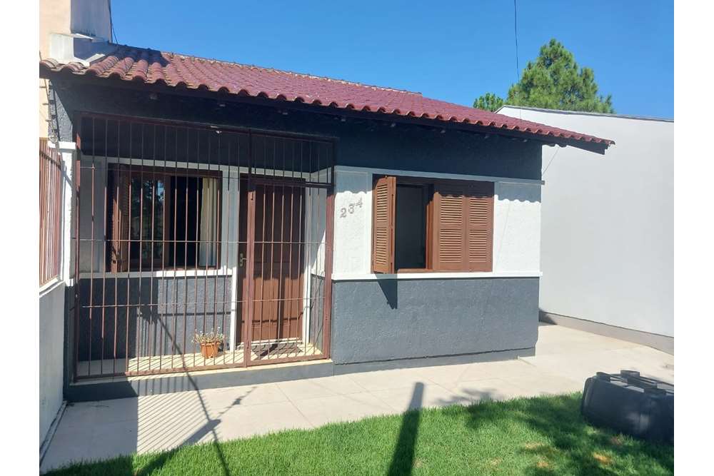 Casa à venda com 2 quartos, 100m² - Foto 1