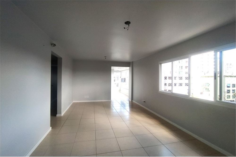 Apartamento para alugar com 3 quartos, 137m² - Foto 3