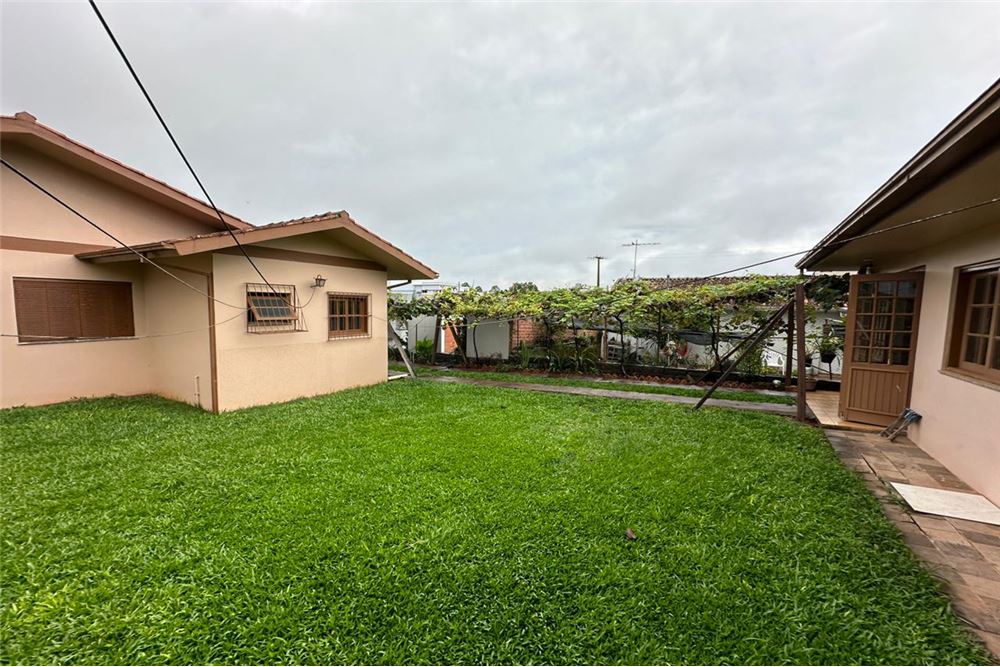 Casa à venda com 3 quartos, 230m² - Foto 2