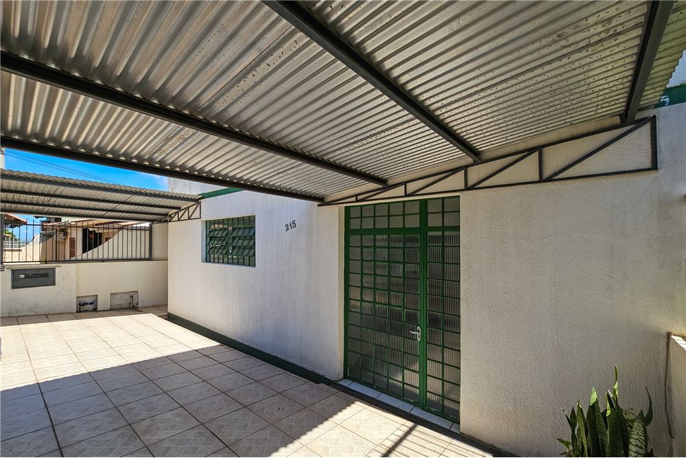 Casa à venda com 6 quartos, 250m² - Foto 3